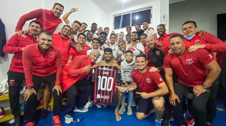 Celso Borges se encuentra bien de salud, pero por protocolo, decidieron alargar su retorno. Aquí posando en la foto del recuerdo de los 100 goles de Johan Venegas (LDA Oficial)