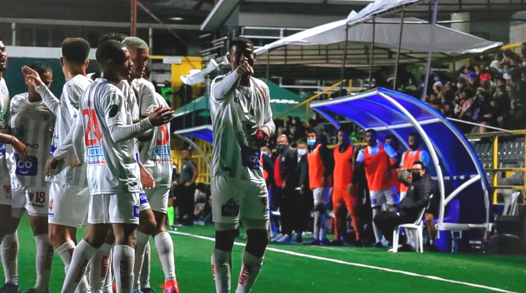 Josimar Méndez celebra su anotación ante Sporting FC (Santos FC)