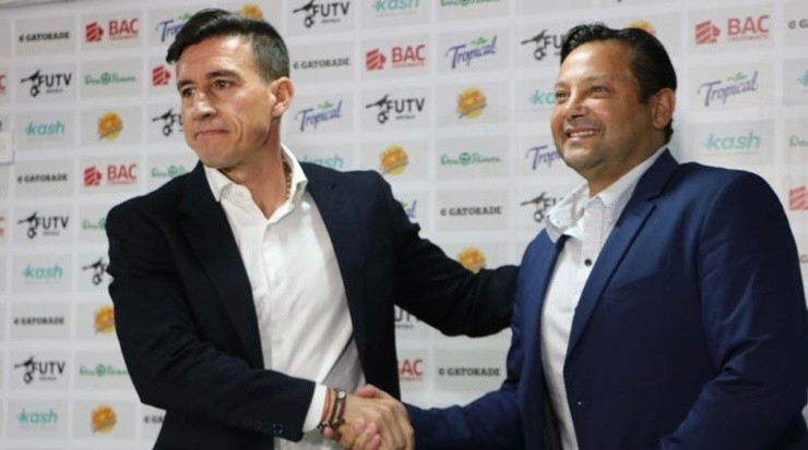 Ángel Catalina, gerente deportivo presentando a Jeaustin Campos como DT del Saprissa el pasado 12 de abril (Saprissa Oficial)