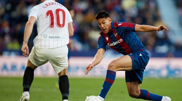 Oscar Duarte en la pelea por el balón contra Iván Rakitic (Levante UD)