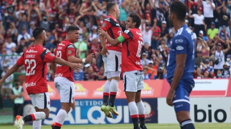 Carlos Mora anotó este domingo y celebró con todo (LDA Oficial)