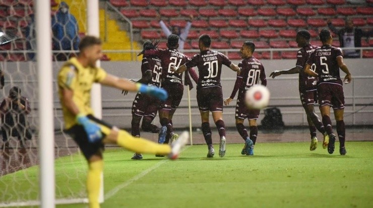 Leonel Moreira, arquero manudo saca el balón del fondo tras el primer gol morado (Saprissa Oficial)