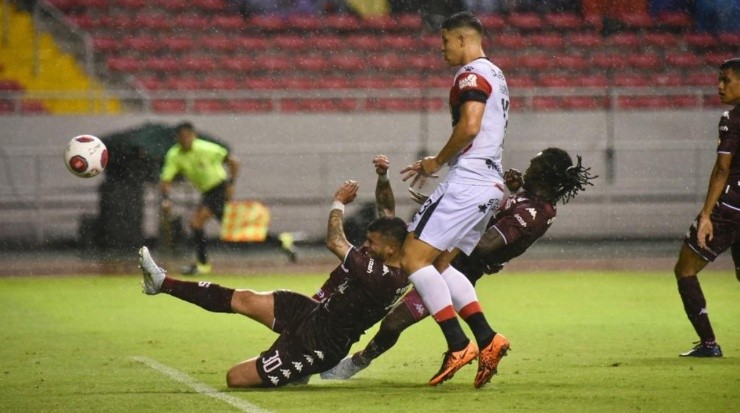 Momento de la primera anotación, remate de Aubrey David (Saprissa Oficial)