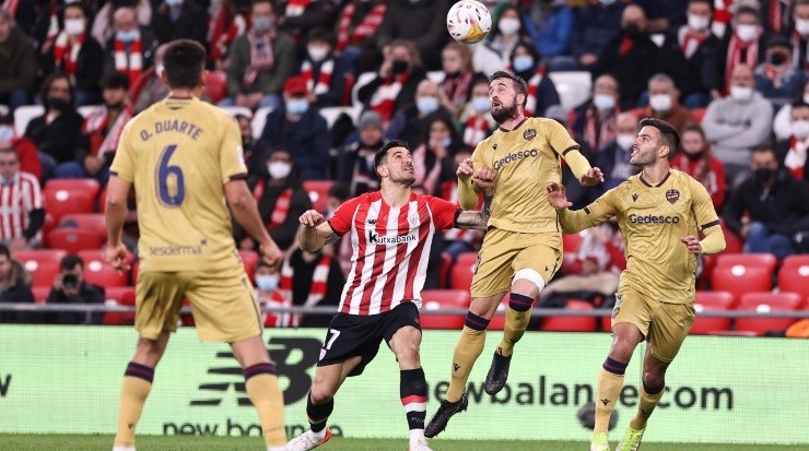 Óscar Duarte observa atento en el juego ante el Etletic Club de Bilbao (Getty)
