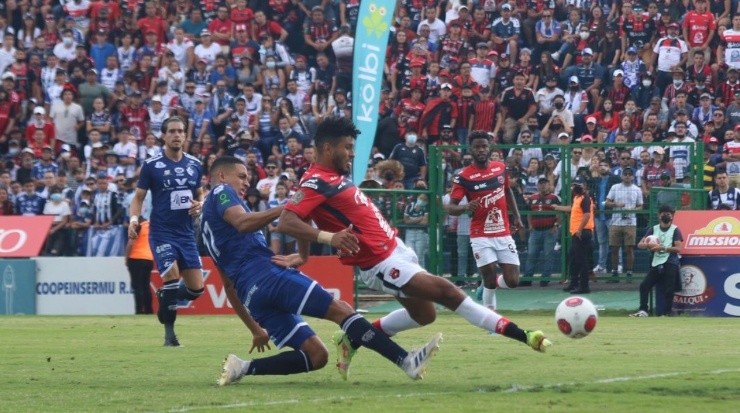 Johan Venegas anotando ante Cartaginés (LDA Oficial)