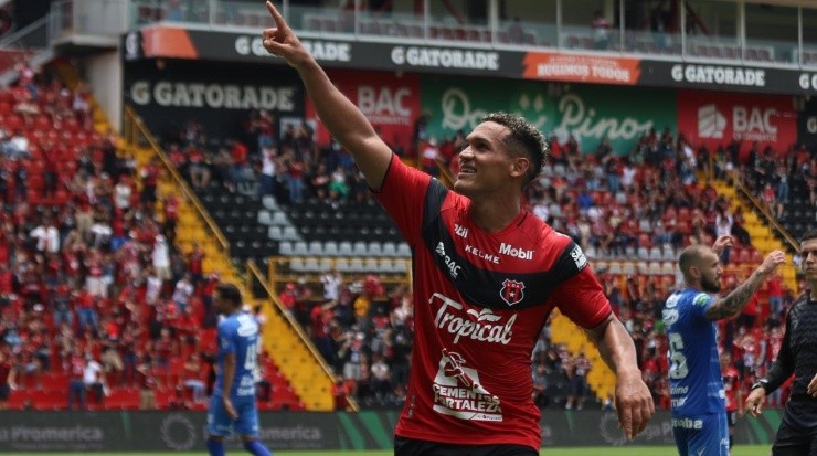 Jurgens Montenegro celebró con todo su gol, el primero de la tarde (LDA Oficial)