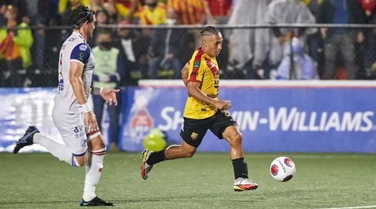 Kennedy Rocha es el delantero del momento en Heredia (CSH)