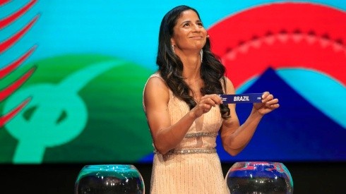 Momento en que Shirley Cruz muestra el papelito con el nombre de la selección de Brasil