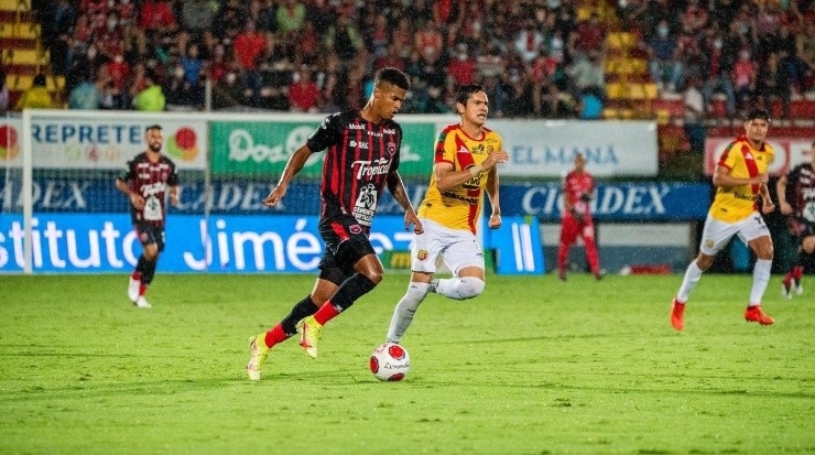 Jael López conduce el balón en ofensiva (LDA)