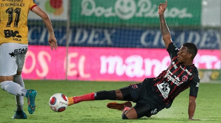 Jossimar Alcócer ingresó de cambio en el segundo tiempo y colocó el centro para el segundo gol manudo (LDA)