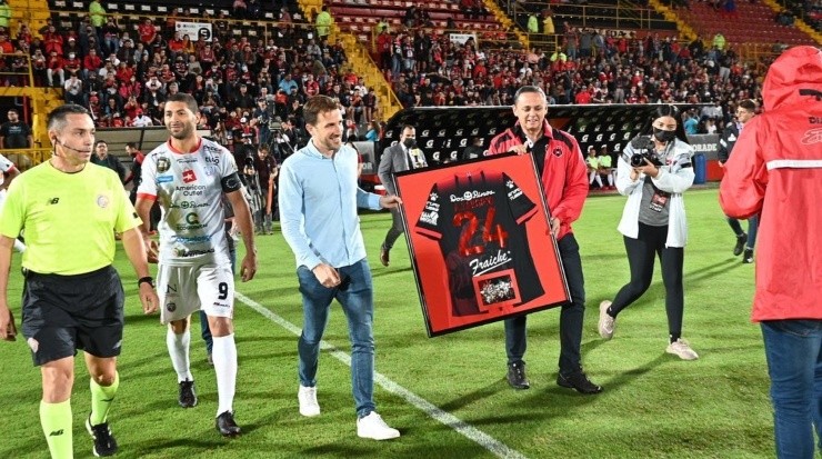 Homenaje al paso de Saborío por Alajuelense (LDA)