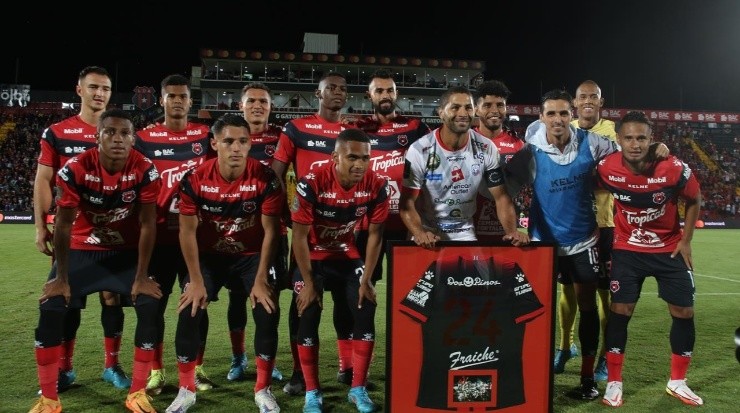 Saborío posó para la foto con el cuadro manudo (LDA)