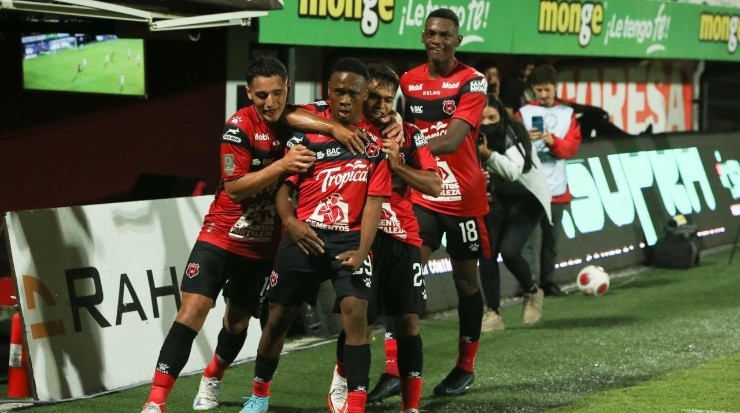 Anotación y celebración del primer gol de Samir Félix con Alajuelense (LDA)