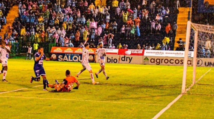 Guevara rompiendo las redes con su club (CSC)