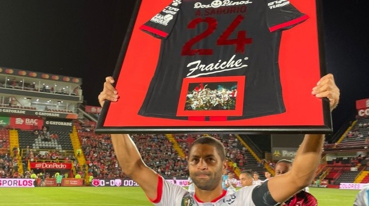 Homenaje a Saborío por parte de Alajuelense (LDA)