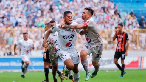 Alianza se proclamó bicampeón en El Salvador.