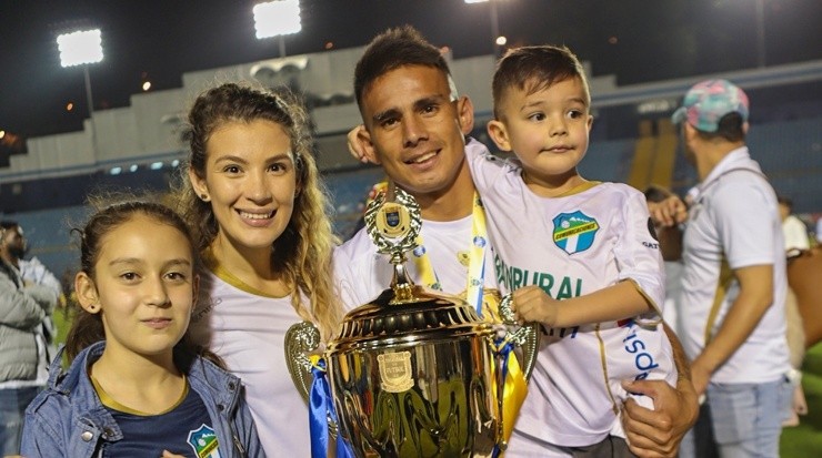 Andrés Lezcano festejó con su familia el título 31 del Comunicaciones (Comunicaciones FC)