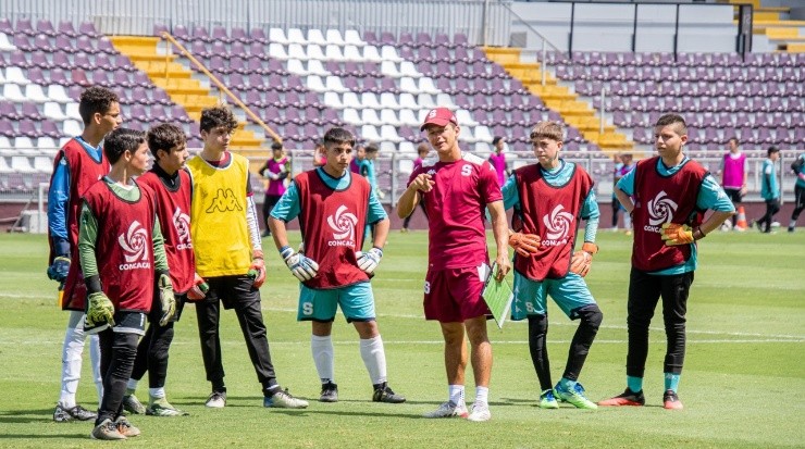 Más de 300 jóvenes estuvieron presentes en las visorías (Saprissa)
