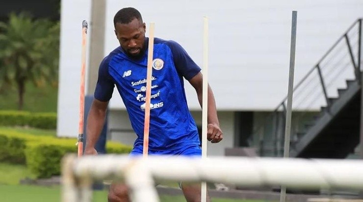Kendall Waston se entrena pensando en Nueva Zelanda.