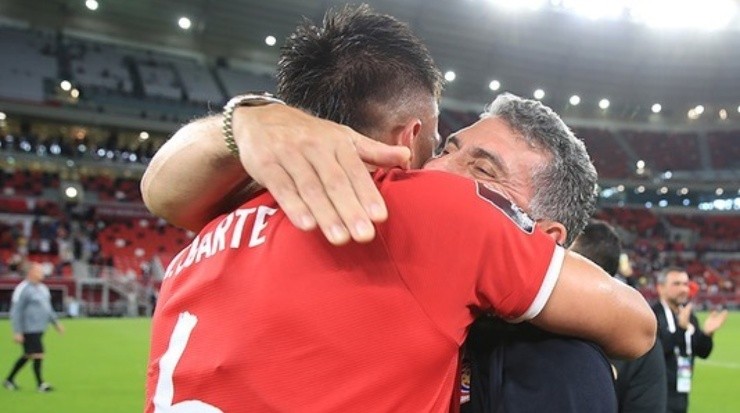 Óscar Duarte se funde en un abrazo con el profe Suárez (Fedefut CRC)