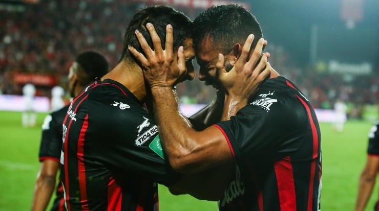 Celso Borges y Pipo Gonzáles celebrando la segunda anotación manuda (LDA)