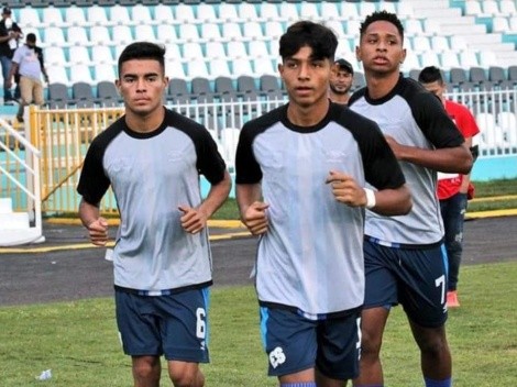 El insólito motivo por el que El Salvador precalentó con la camiseta al revés