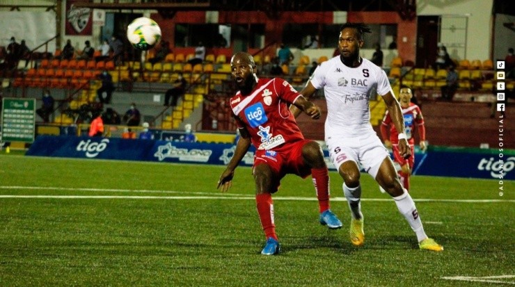 Javon East es referente en su club (Santos)