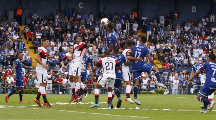 Marcel Hernández lo intentó de cabeza para el Cartaginés pero sin éxito (CSC)