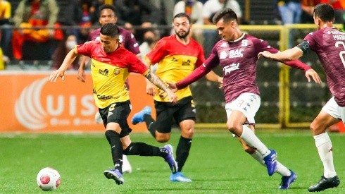 Saprissa y Herediano enfrentándose en el Clausura 2022, aunque sin la presencia del jugador vendido en la foto.