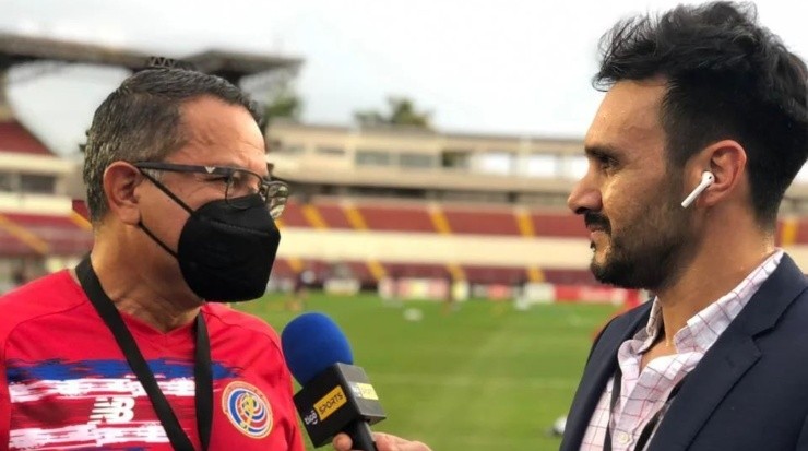 El presidente de la Federación Costarricense de Fútbol, Rodolfo Villalobos, entrevistado por Josué Quesada (Josué Quesada, Instagram)