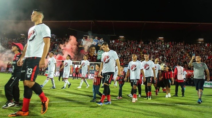 Salida de los equipos en el juego de vuelta de la final de segunda fase (LDA)