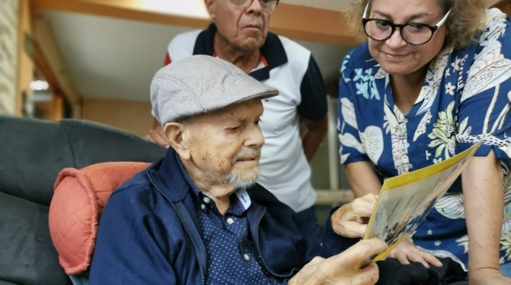 Don “Maco”, con su familia, recordando buenos tiempos (FCA)