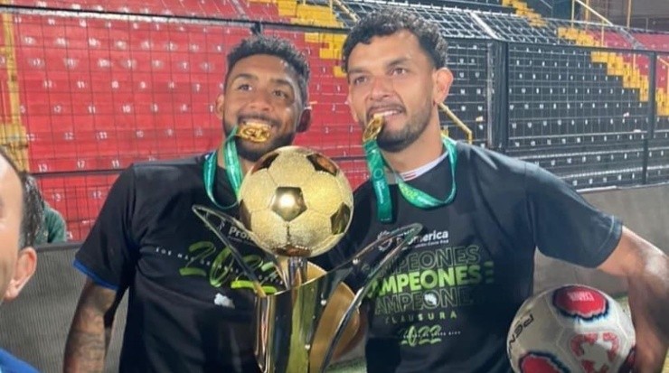 Dylan Flores y Michael Barrantes celebrando en casa ajena el campeonato brumoso (Michael Barrantes, Facebook)