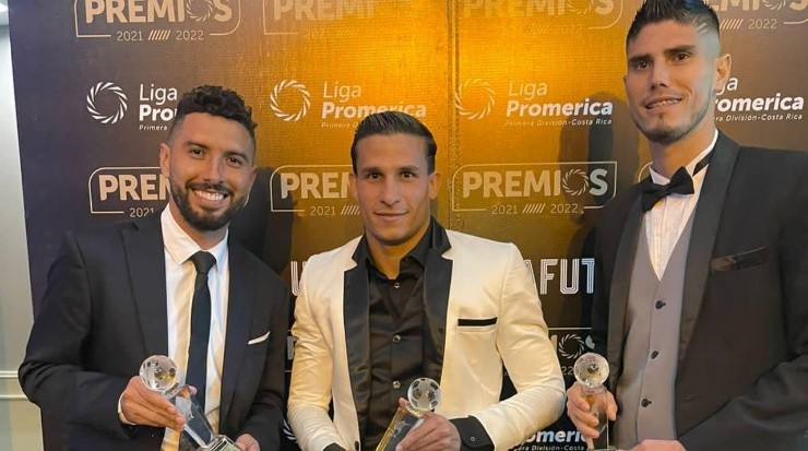 Luis Paradela (al centro) mostrando su premio como mejor extranjero del Apertura 2021 (Unafut)