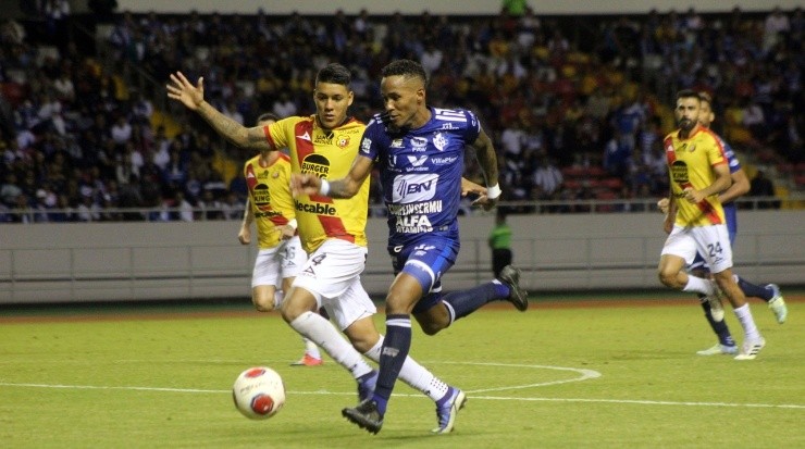 Jeikel Venegas conduce el balón, Orlando Galo en la marca (Unafut)
