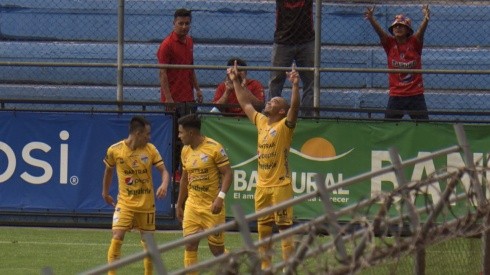 Municipal cae goleado ante Cobán en su debut