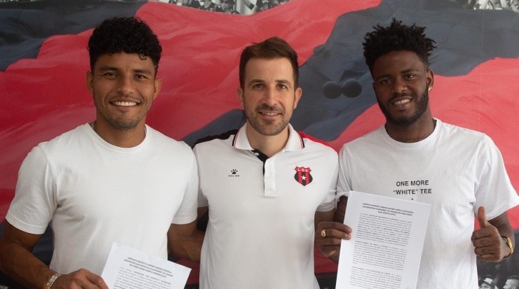 Johan Venegas, Agustín Lleida y Freddy Góndola, luego de la firma de extensión de sus respectivos contratos (LDA)
