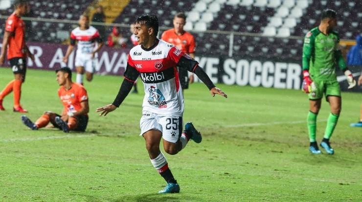 Aarón Suárez marcó el primero de los manudos (LDA)