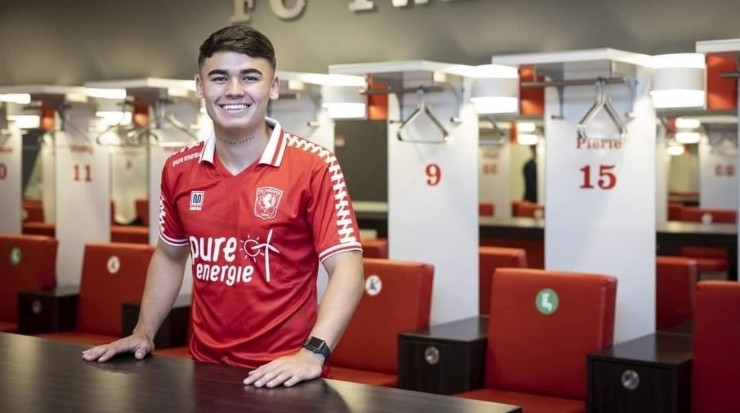 El 1 de julio anterior, el club extendió el contrato con Manfred por un año más (FC Twente)