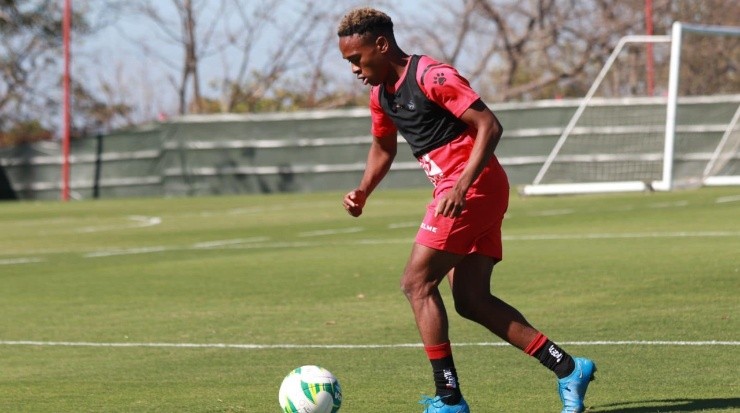 La falta de cupos para extranjeros estaría enviando al hondureño al equipo sub 20 de LDA (LDA)