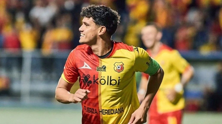 Yeltsin Tejeda, capitán y figura del Herediano (CSH)