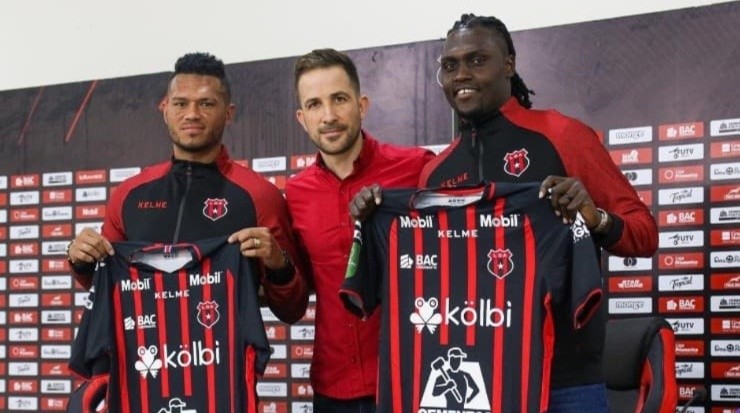 A mediados de julio, Blackburn fue presentado como nuevo jugador manudo (LDA)