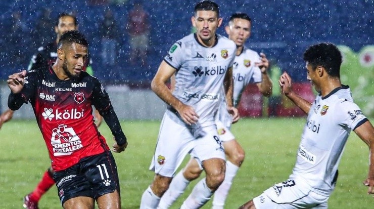 Tras el empate, los florenses siguen invictos y líderes del grupo A (LDA)