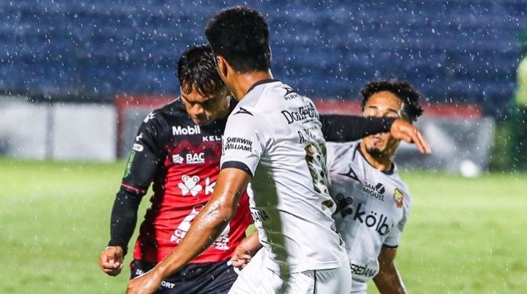 Aarón Suárez de Alajuelense salió expulsado al 25´(LDA)