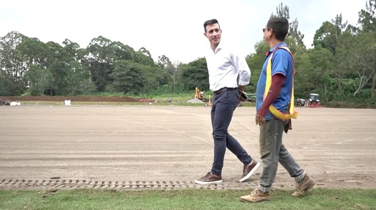 Ángel Catalina, Gerente Deportivo del Saprissa, junto a un constructor, recorriendo las obras (Saprissa)