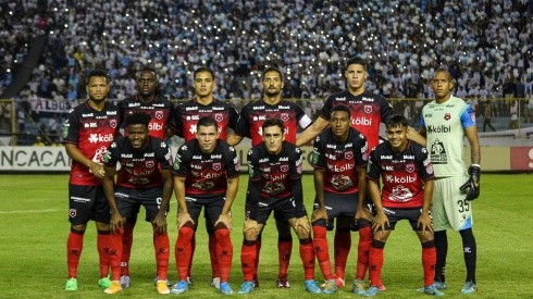 Futbolista de Alajuelense elogió el ambiente que puso la afición de Alianza en el Cuscatlán.