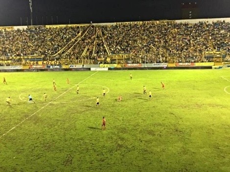 Futbolista de Herediano criticó las canchas de Honduras: "No se comparan con las de Costa Rica"