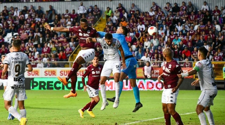 Una pésima salida de Esteban Alvarado y la habilidad de Kendall Waston propiciaron el gol morado (Saprissa)