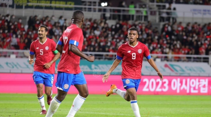 Tras la anotación, Jewison Bennette busca a Joel para festejar (Fedefut CRC)