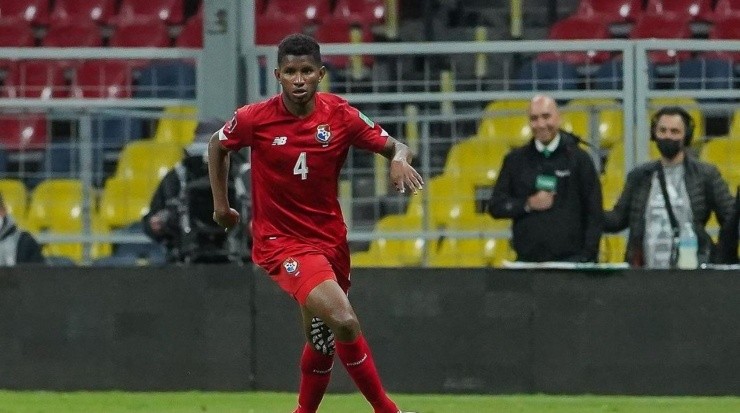Fidel Escobar portó la banda de capitán en el juego de su selección ante Bahrein (Fidel Escobar, Instagram)